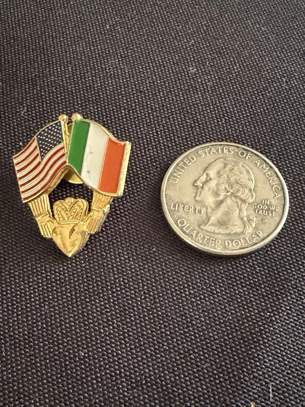 Nice UNITED STATES IRELAND Flag Friendship Metal Lapel Pin America USA Claddagh